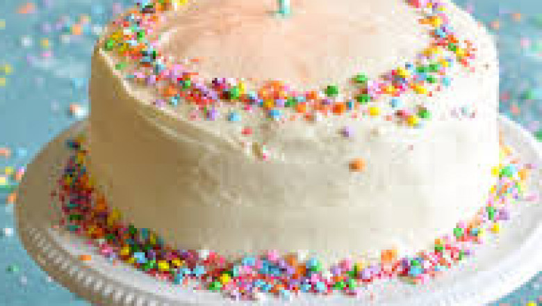 What Decorations Can Homemade Wedding Cake Designers in West London Create?